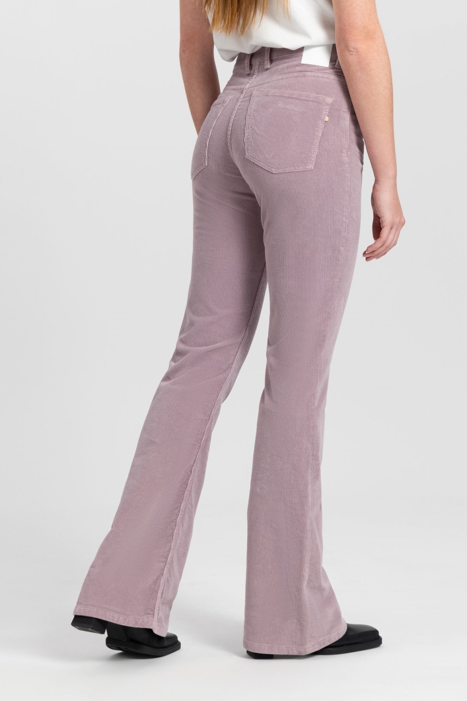 Kuyichi Damen vegan Hose Flare Corduroy Lisette Lavendelgrau