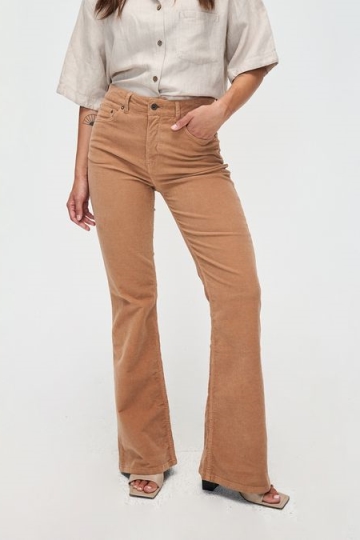 Kuyichi Damen vegan Jeans Flare Lisette Baby Cord Schwarzer Tee Braun