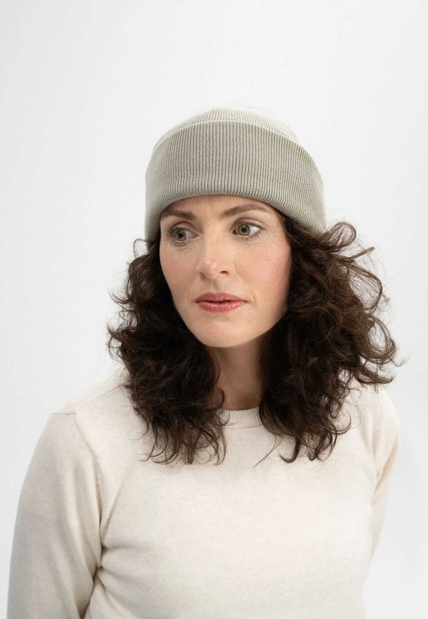 MELA Beanie Himmat Grüner Lehm