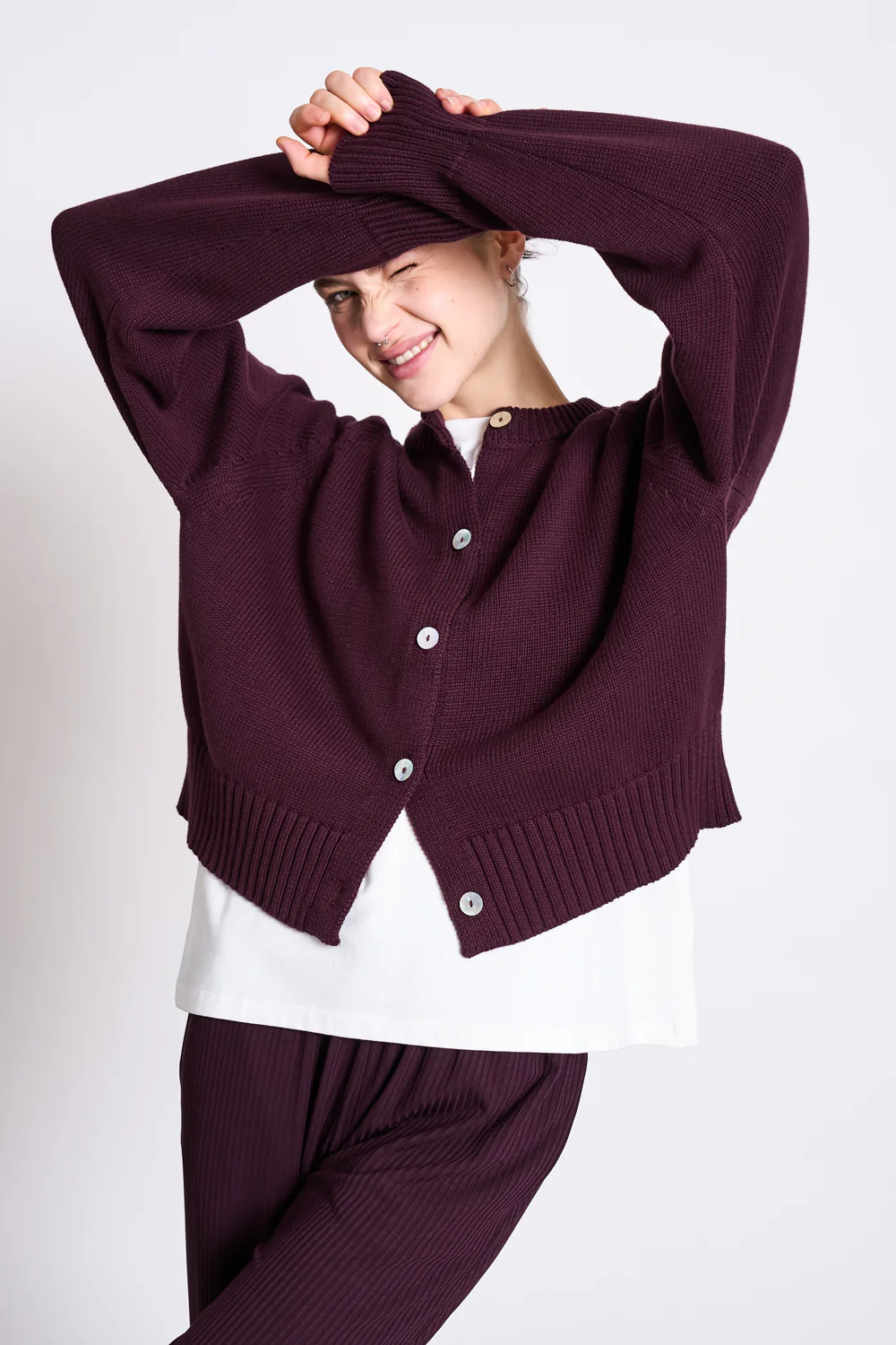 JAN 'N JUNE Damen vegan Strickjacke Relaxed Crewneck Sivia Cherry Lacquer