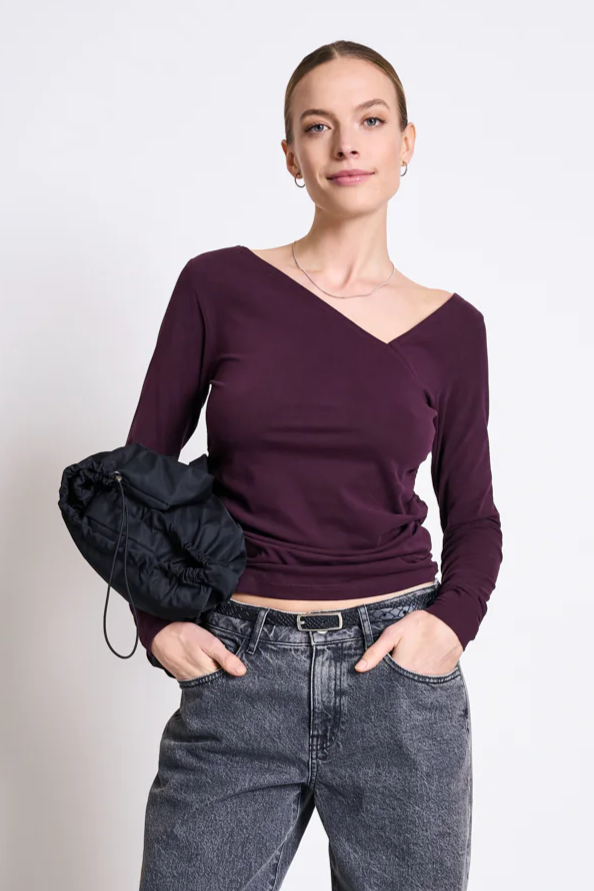 Image of JAN 'N JUNE dames vegan Asymmetrische Casma Kersenlak Met Lange Mouwen