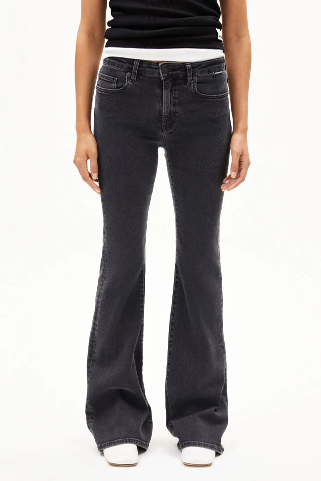 ARMEDANGELS Damen vegan Jeans Flared Anamaa Schwarz Gewaschen