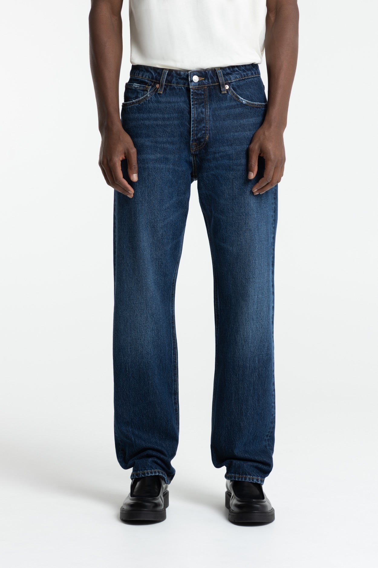 Image of Kings of Indigo mannen vegan Jeans Roy Loose Leg Donkerblauw