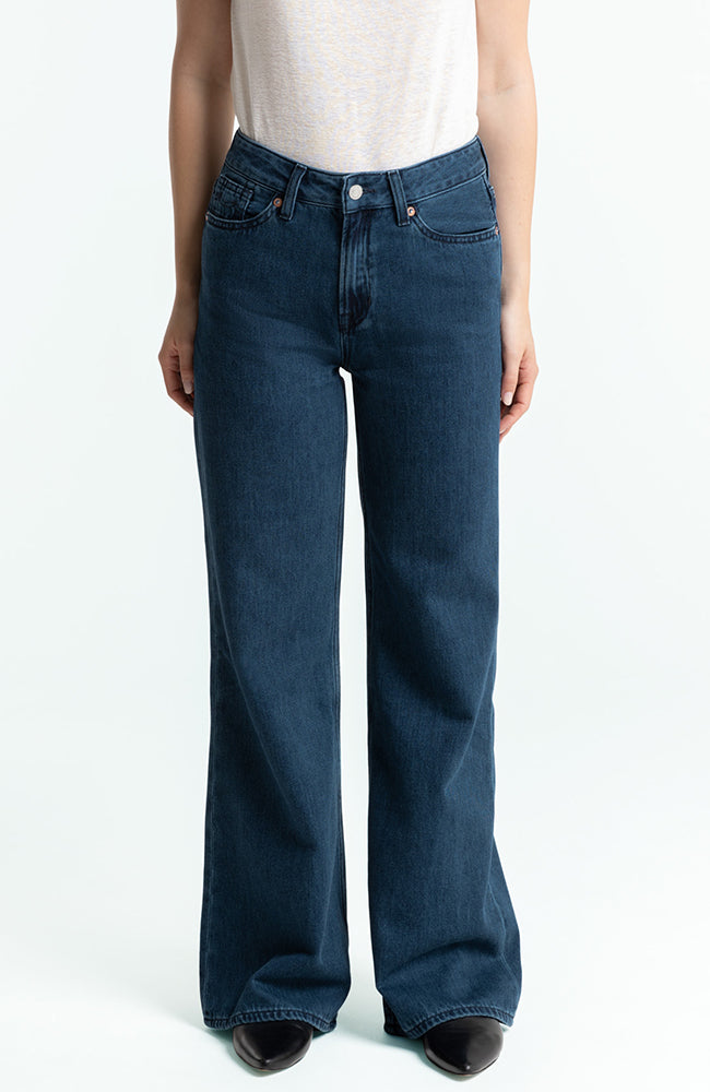 Image of Kings of Indigo dames vegan Flare Jeans Jane Alex Washed Donkerblauw