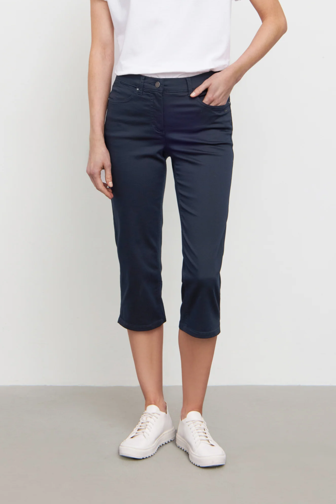 Image of LAURIE dames vegan Broek Capri Charlotte Regular Medium Lengte Marineblauw
