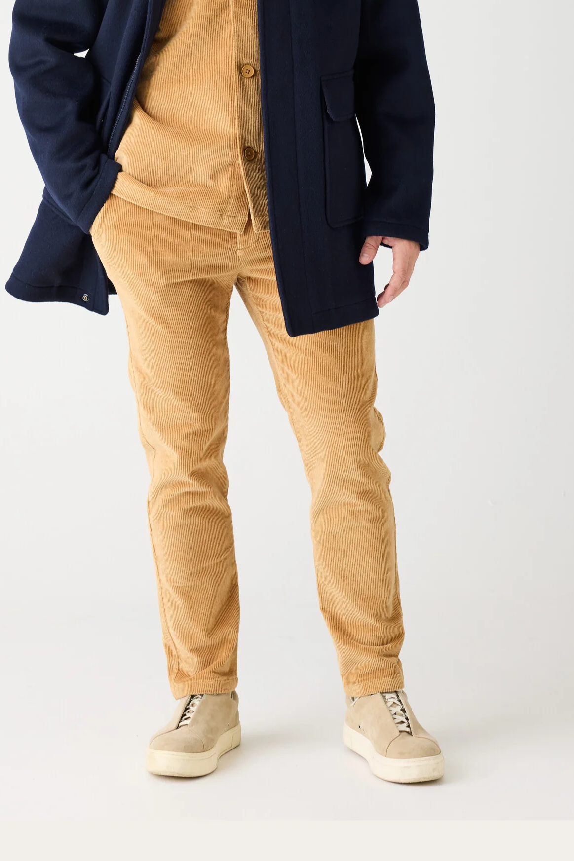 KnowledgeCotton Apparel Herren vegan Chino-Hose Chuck Regular 8 Wales Cord Apfel Zimt