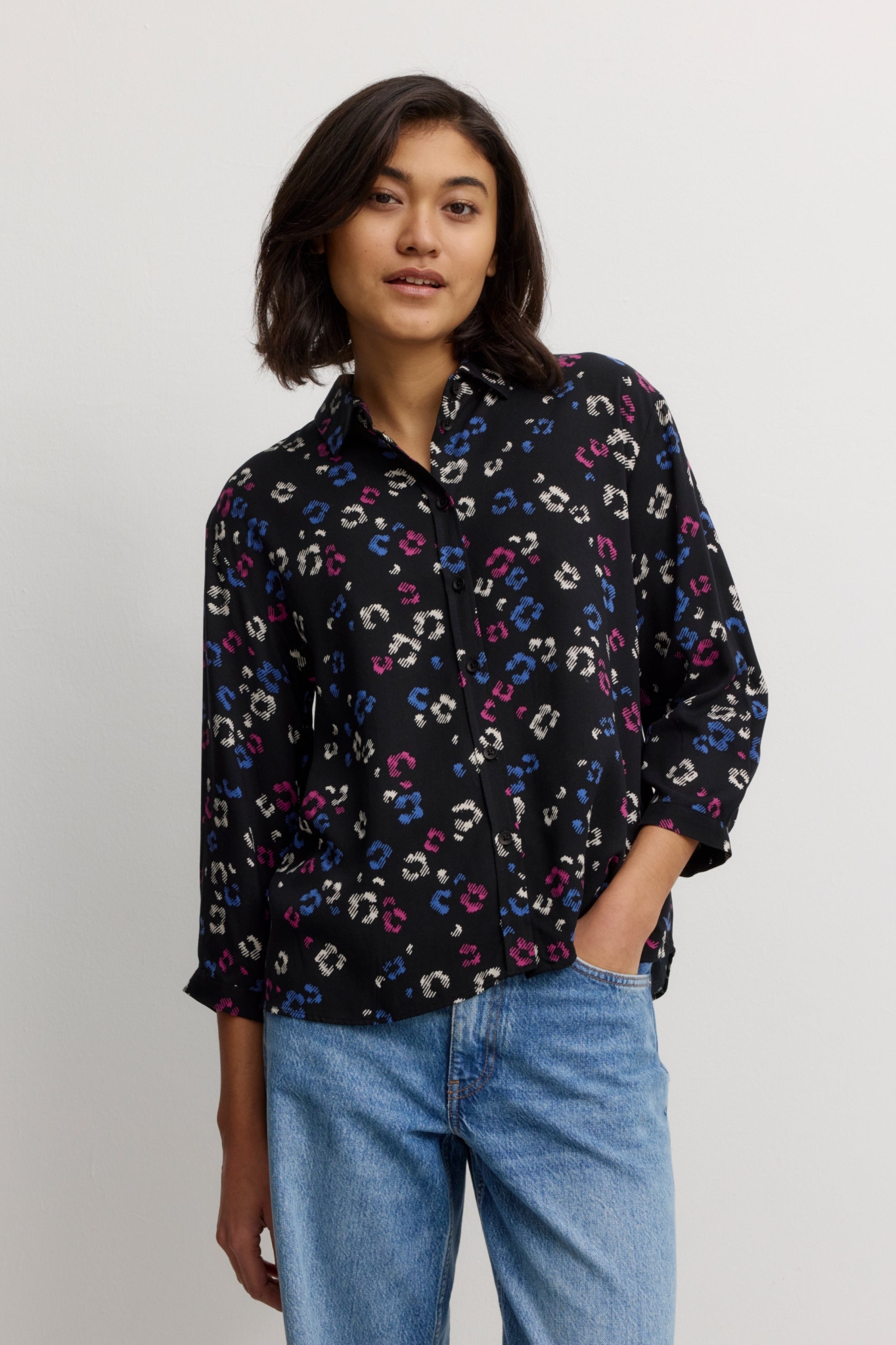 Image of Recolution dames vegan Blouse Cypress Blossom Zwart