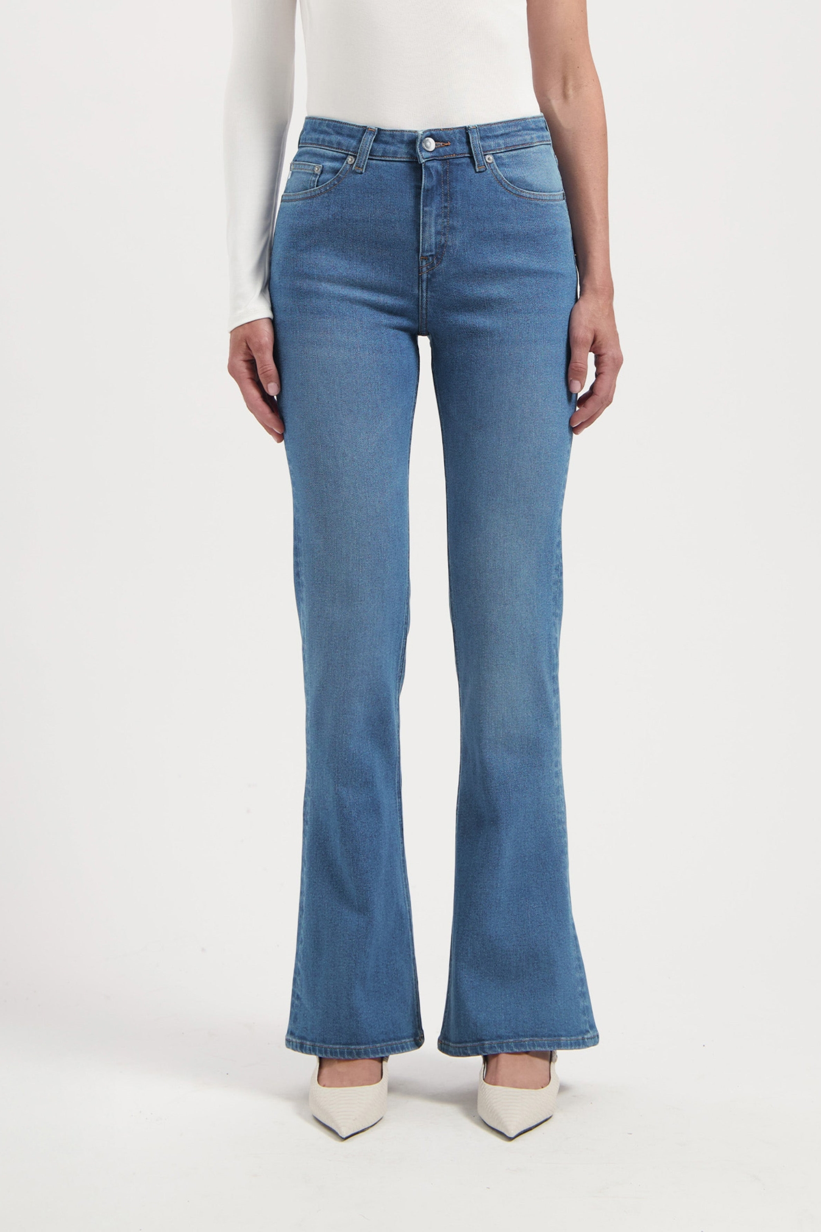 MUD Jeans Damen vegan Jeans Flared Isy Fan Stone Blue