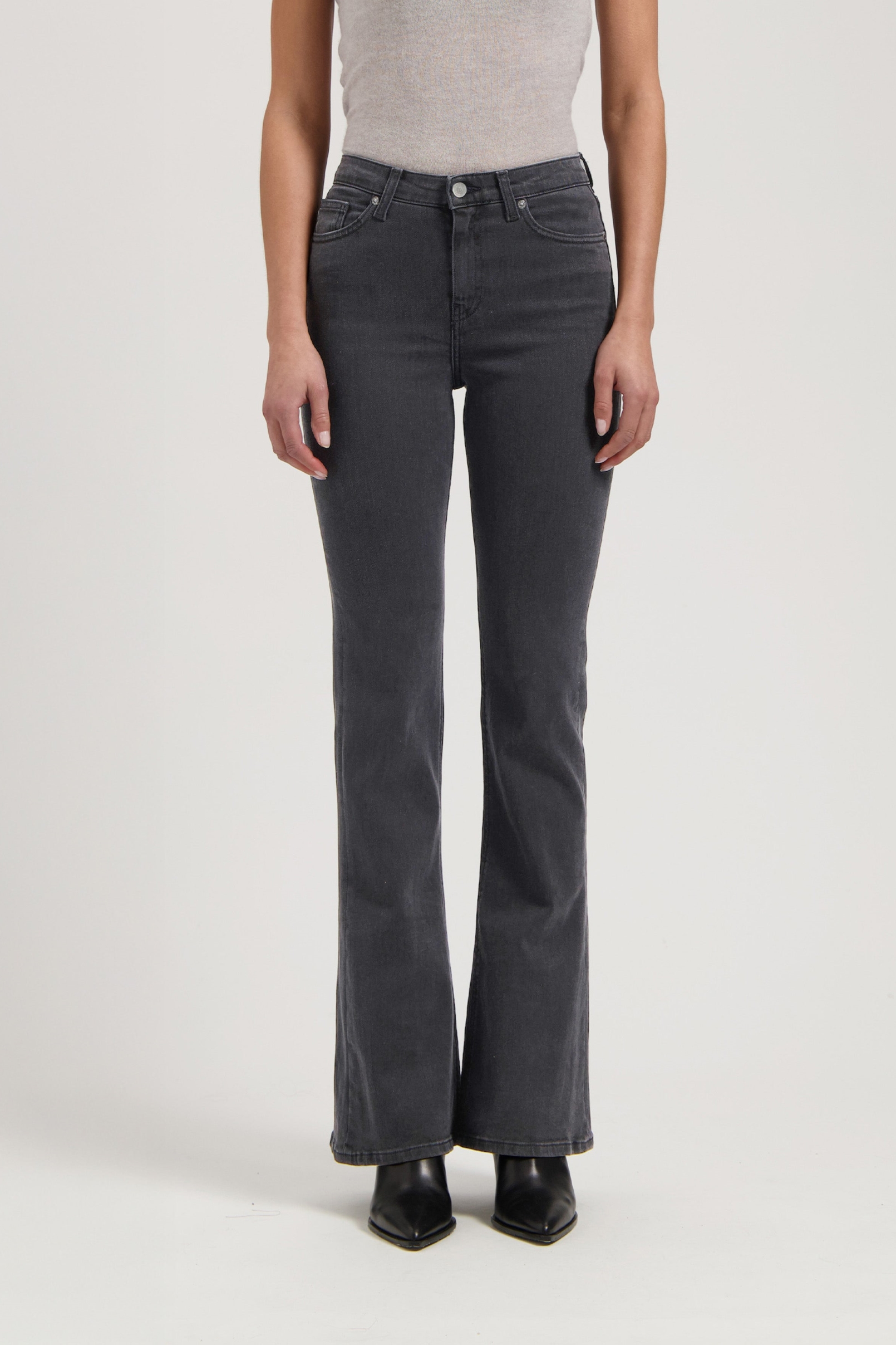 MUD Jeans Damen vegan Jeans Flared Isy Grau