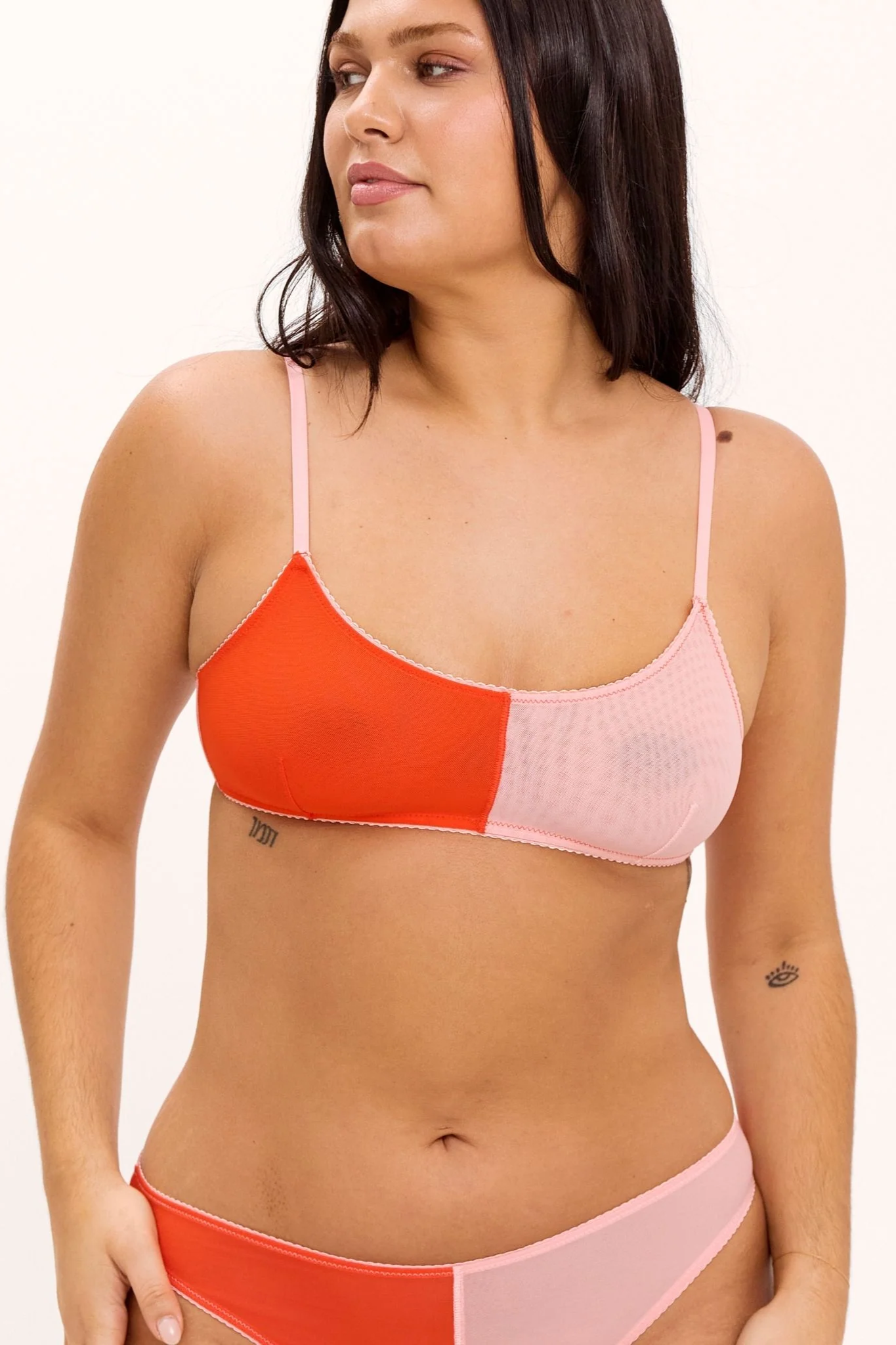 Image of Understatement dames vegan Bralette Van Mesh Met Ronde Hals, Vurige Rode/Perzikroze