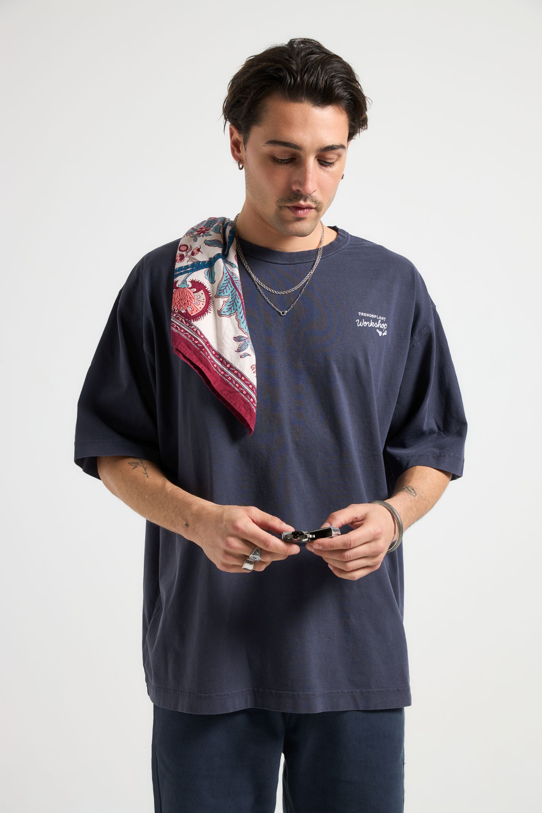 Image of Trendsplant mannen vegan T-Shirt Bench Oversized Baritonblauw