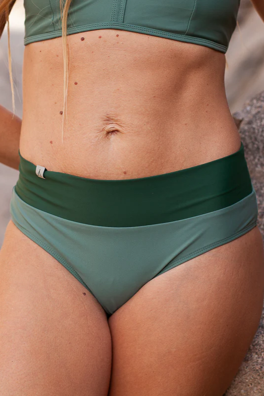 Inaska Damen vegan Bikiniunterteil Soft Waist Flow Khaki/Moosgrün