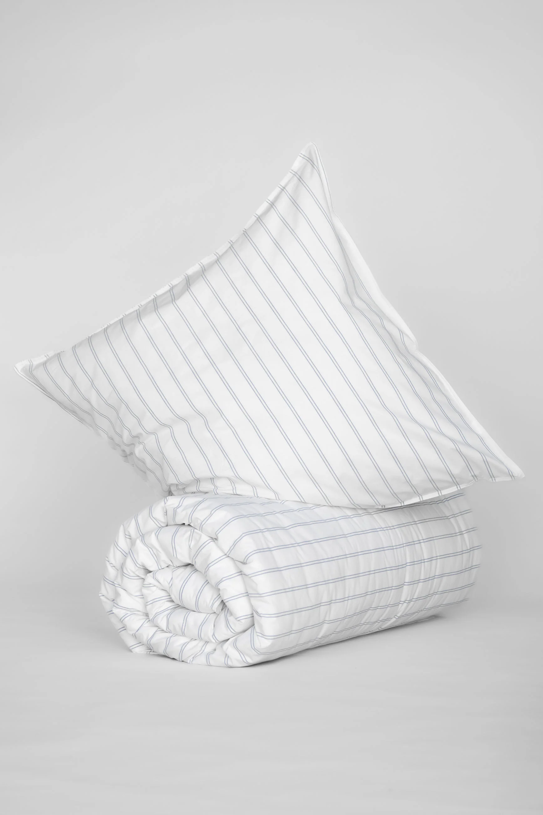 Image of MELA unisex vegan Beddenset Bhanu Stripes Wit & Blauw