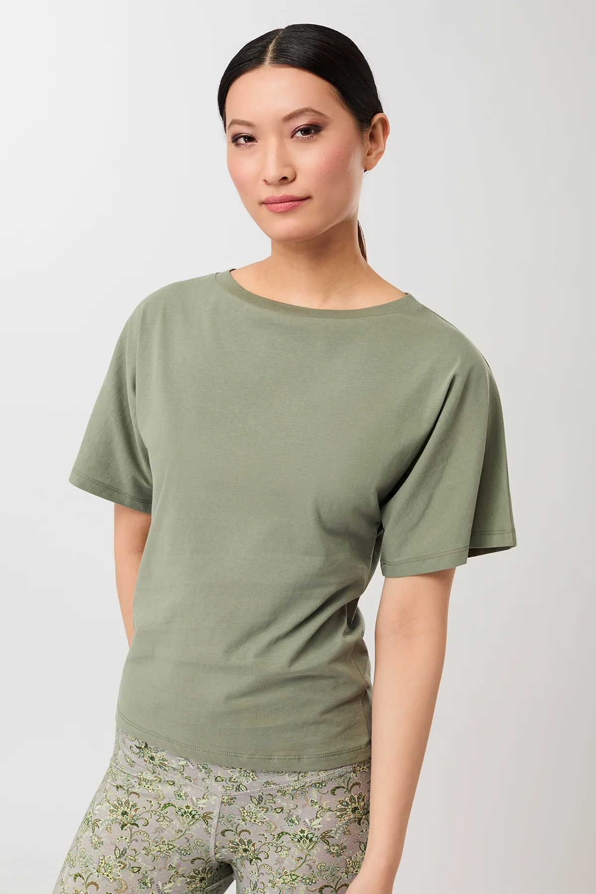 Image of MANDALA dames vegan T-Shirt Met Vlinderprint In Houtskoolgroen