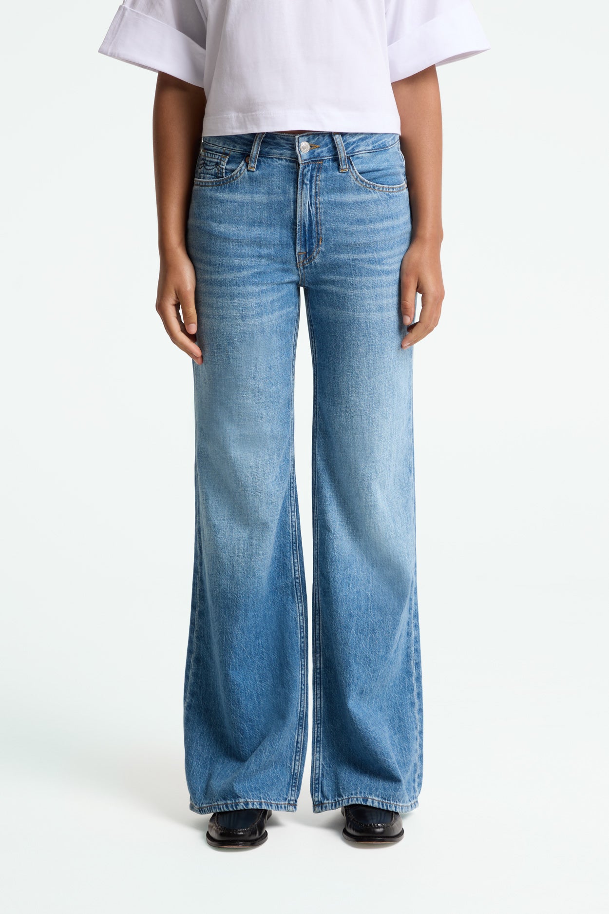 Image of Kings of Indigo dames vegan Jeans Jane Hopcete Electric Mid Blue