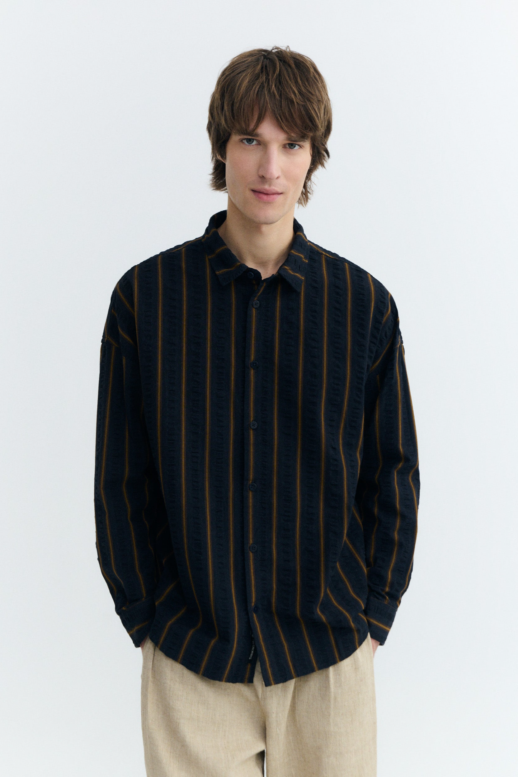 Image of Thinking MU mannen vegan Oversized Shirt Van Seersucker Met Blauwe Strepen (Haru)
