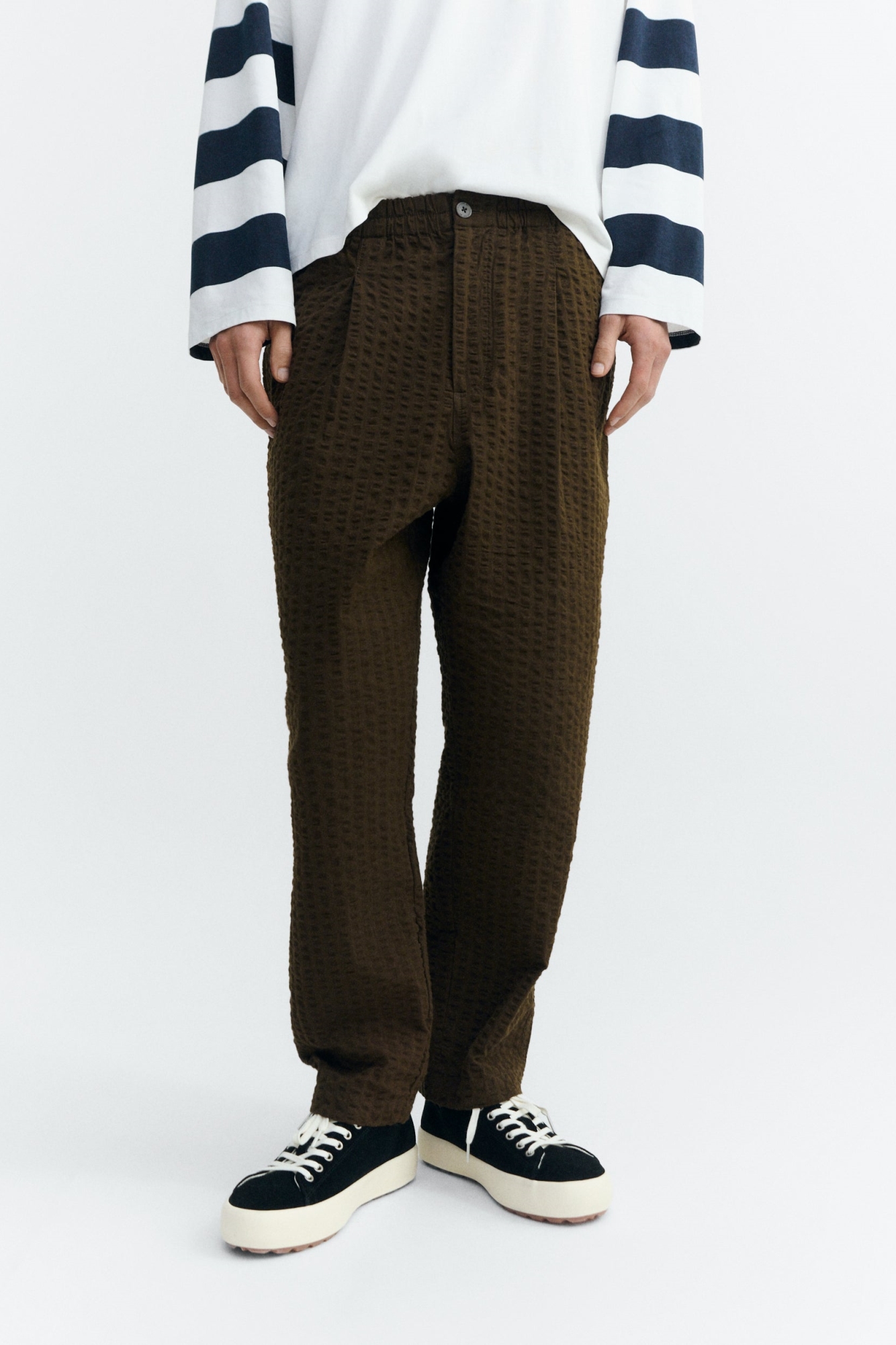 Image of Thinking MU mannen vegan Broek Loose Luc Seersucker Bruin