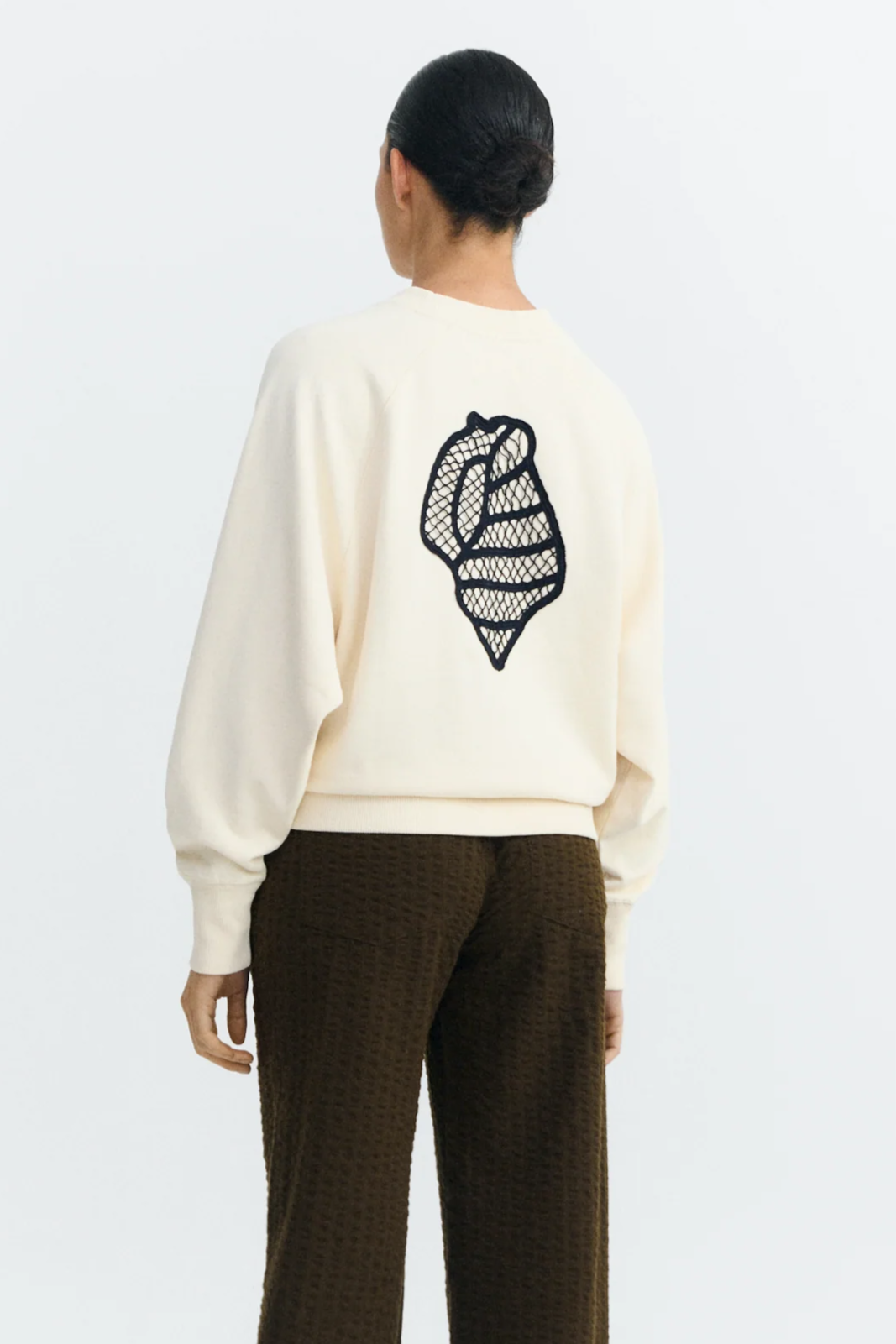 Image of Thinking MU dames vegan Sweatshirt Shell Bonnie, Handgeborduurd In Ecru.