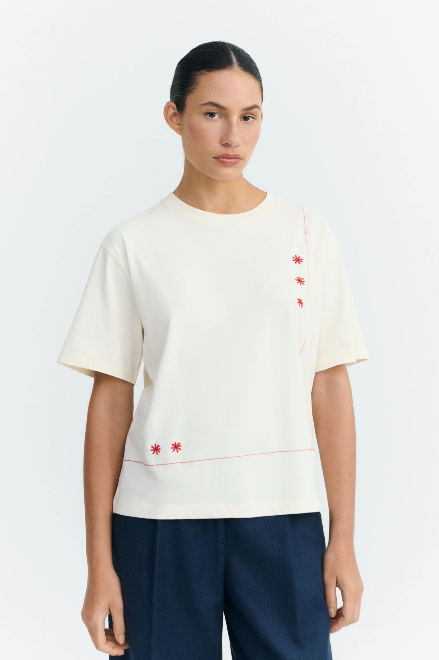 Image of Thinking MU dames vegan T-Shirt Sole Mio Lucia Handgeborduurd Crème