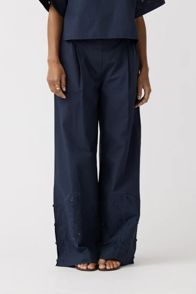 Image of Alchemist dames vegan Broek Met Maanbloemmotief, Geborduurd In Marineblauw.