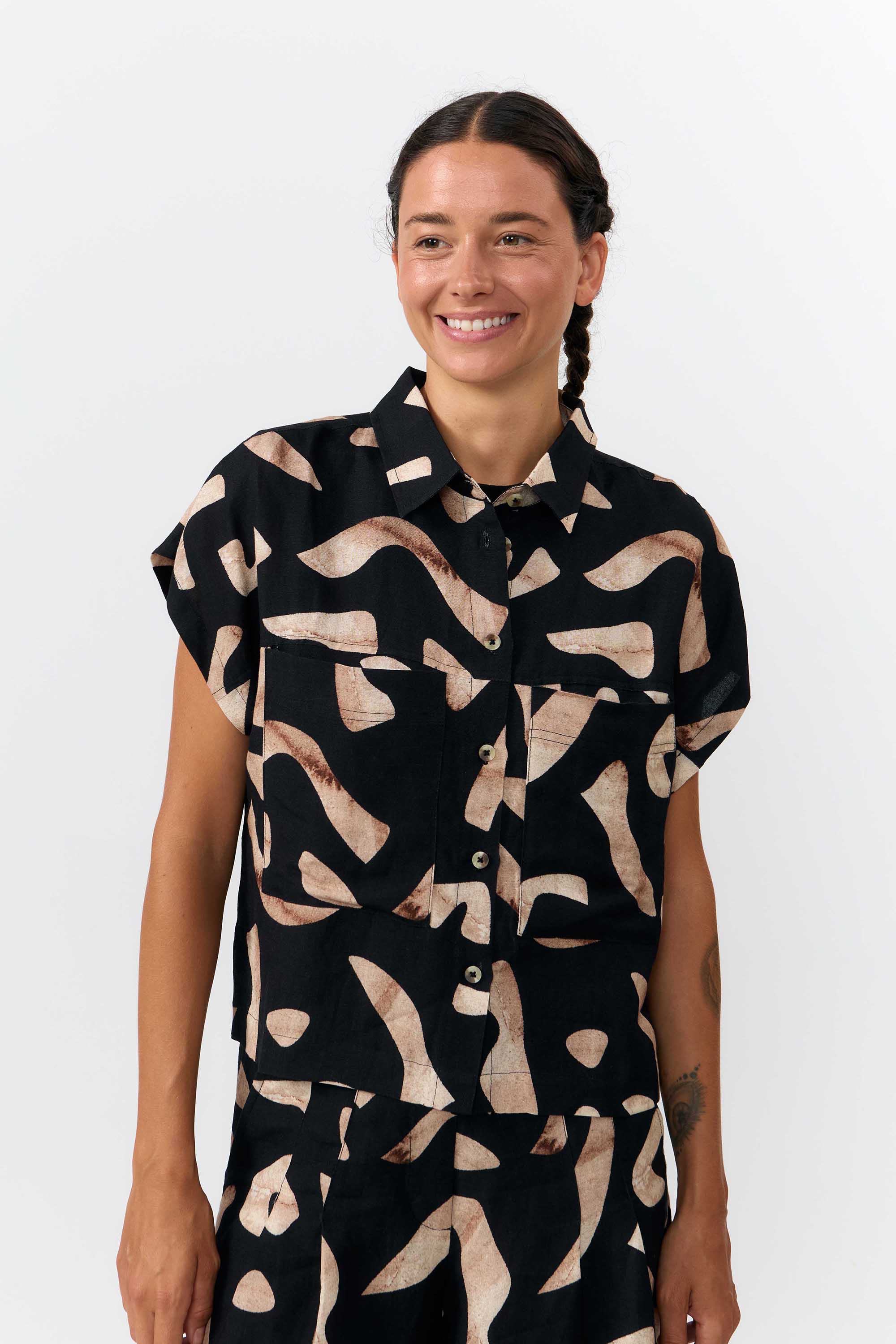 Image of SUITE13LAB dames vegan Shirt Met Amur-Print En Stenenmotief, Zwart