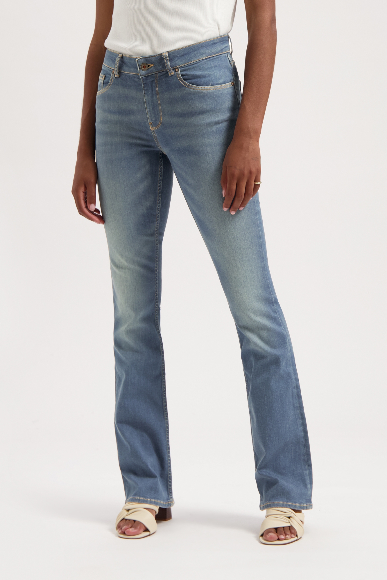 Kuyichi Damen vegan Jeans Amy Bootcut Everblue
