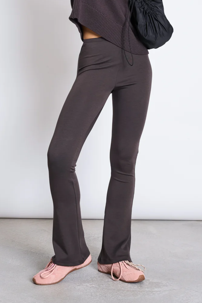 Image of JAN 'N JUNE dames vegan Leggings Met Wijde Pijpen, Modderbruin