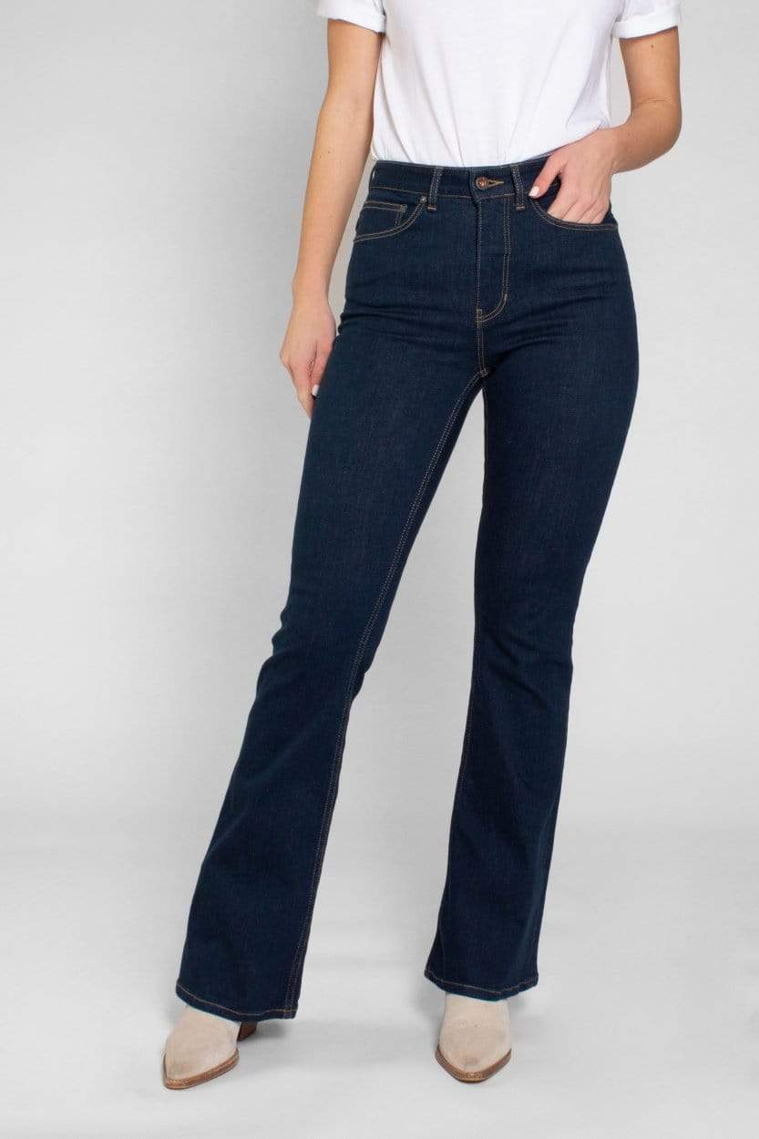 Kuyichi Damen vegan Flare Jeans Lisette Dark Rinse Blau