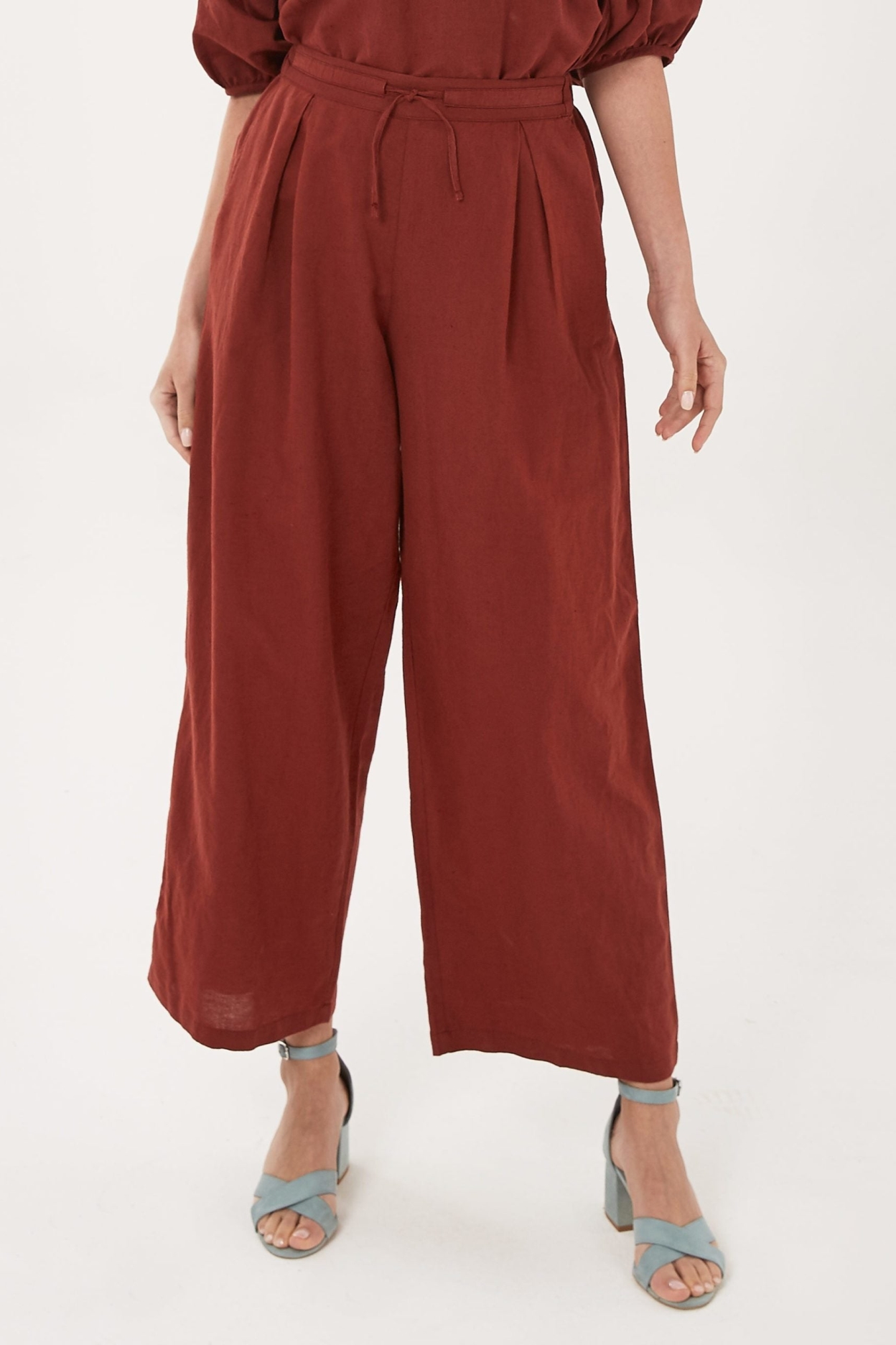 ORGANICATION Damen vegan Weite Hose Dunkelrot Braun