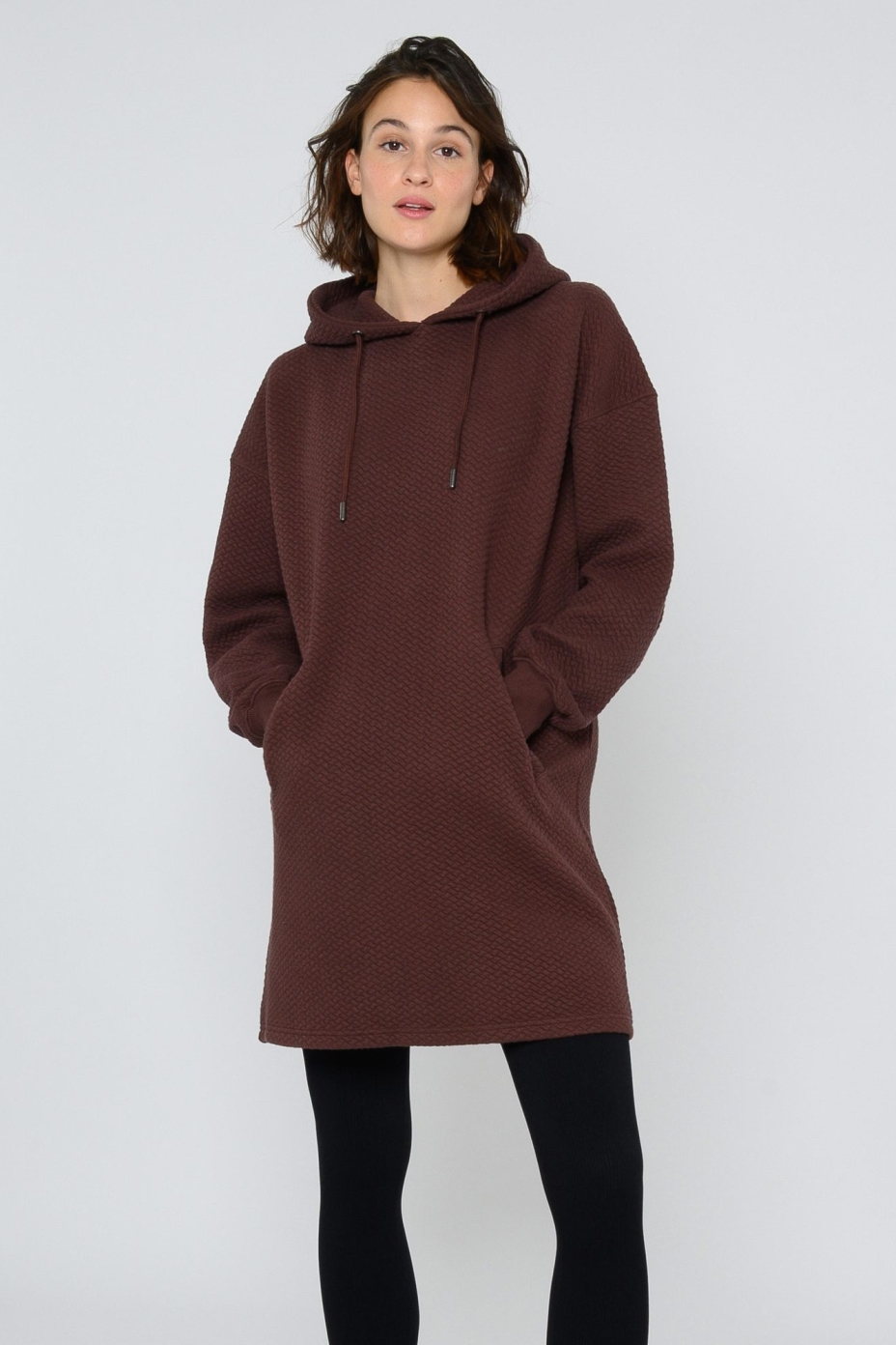 THOKKTHOKK Damen vegan Kapuzenkleid Structured Deep Mahogany
