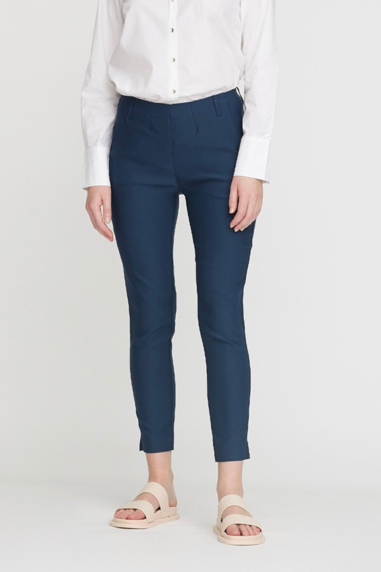 Image of LAURIE dames vegan Broek Elizabeth Slim Crop Marineblauw