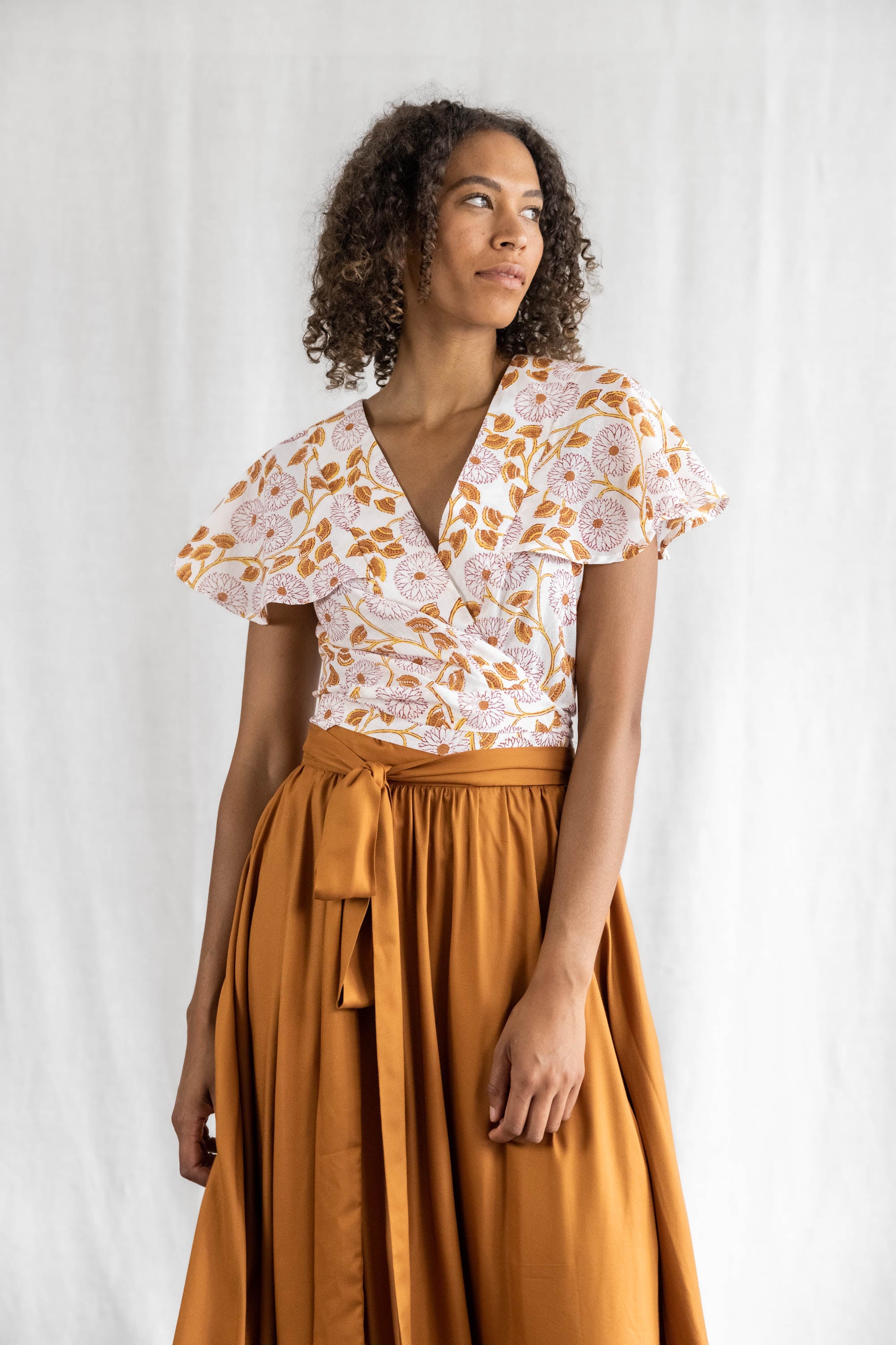 Image of Jyoti Fair Works dames vegan Wikkelblouse Neeraj Blockprint Bloemen