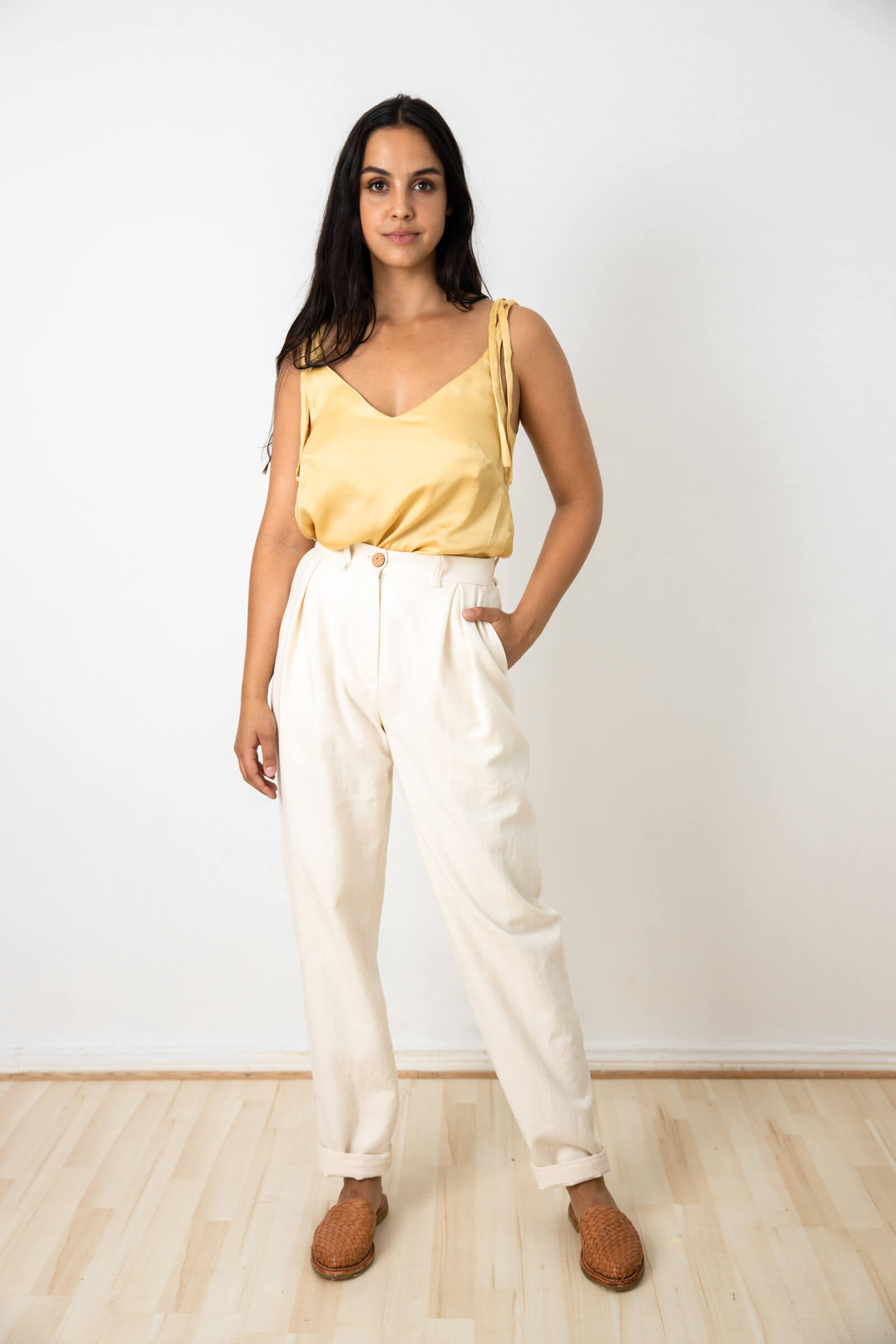 Jyoti Fair Works Damen vegan Hose Plissee Vishraam Weiß