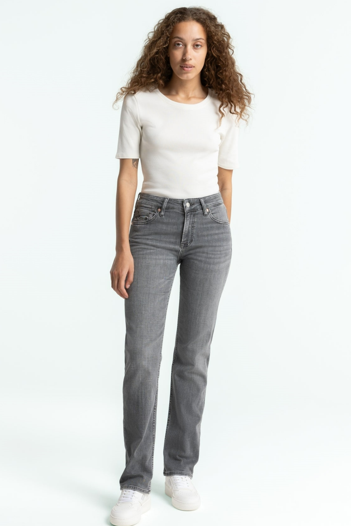 Kings Of Indigo Damen vegan Jeans Emiko Sophia Hellgrau