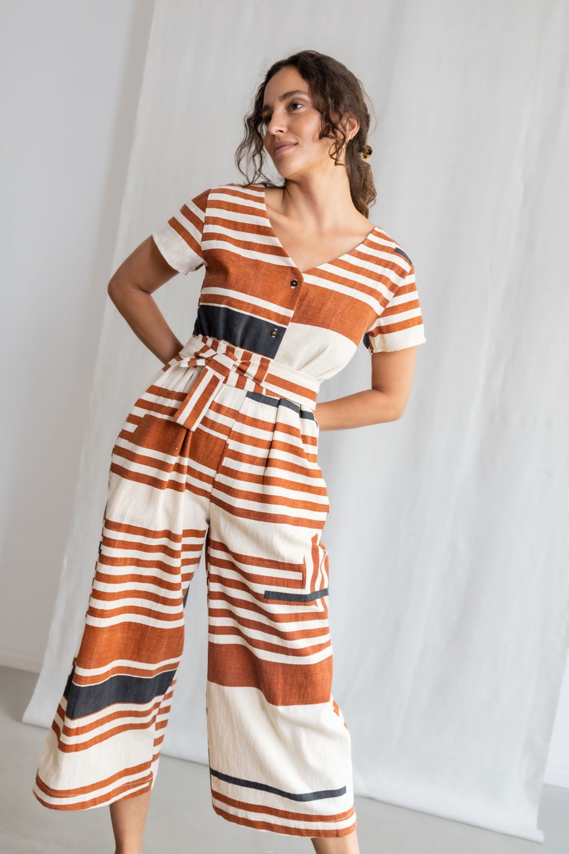 Jyoti Fair Works Damen vegan Jumpsuit Bio-Baumwolle Amrita Print Terrakotta Braun