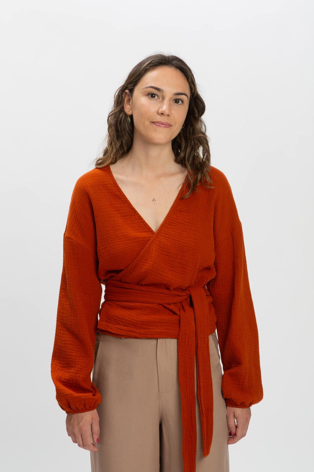 MATONA Damen vegan Wickelbluse Musselin Ziegelrot
