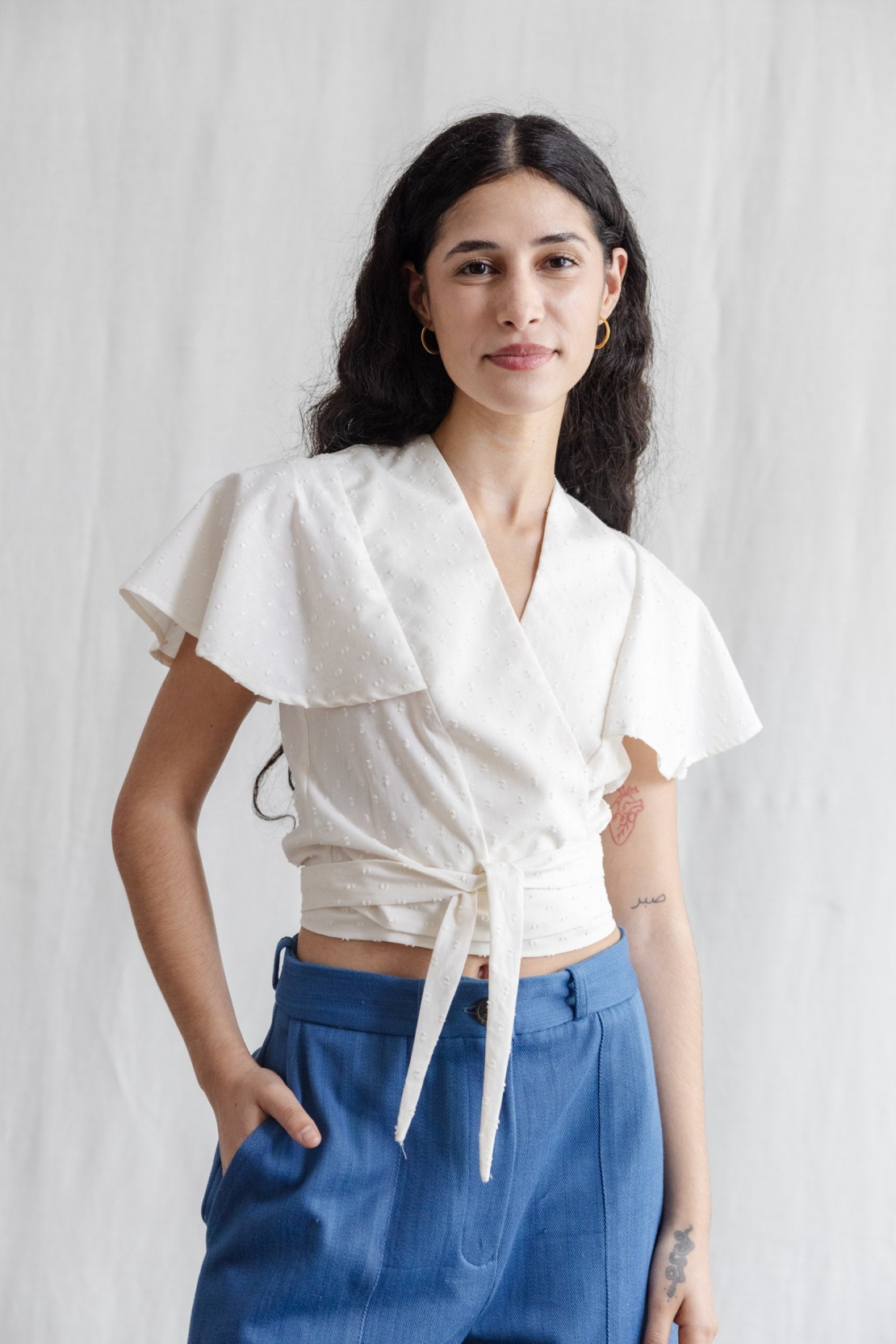 Jyoti Fair Works Damen vegan Wickel-Bluse Neeraj WeiÃŸ