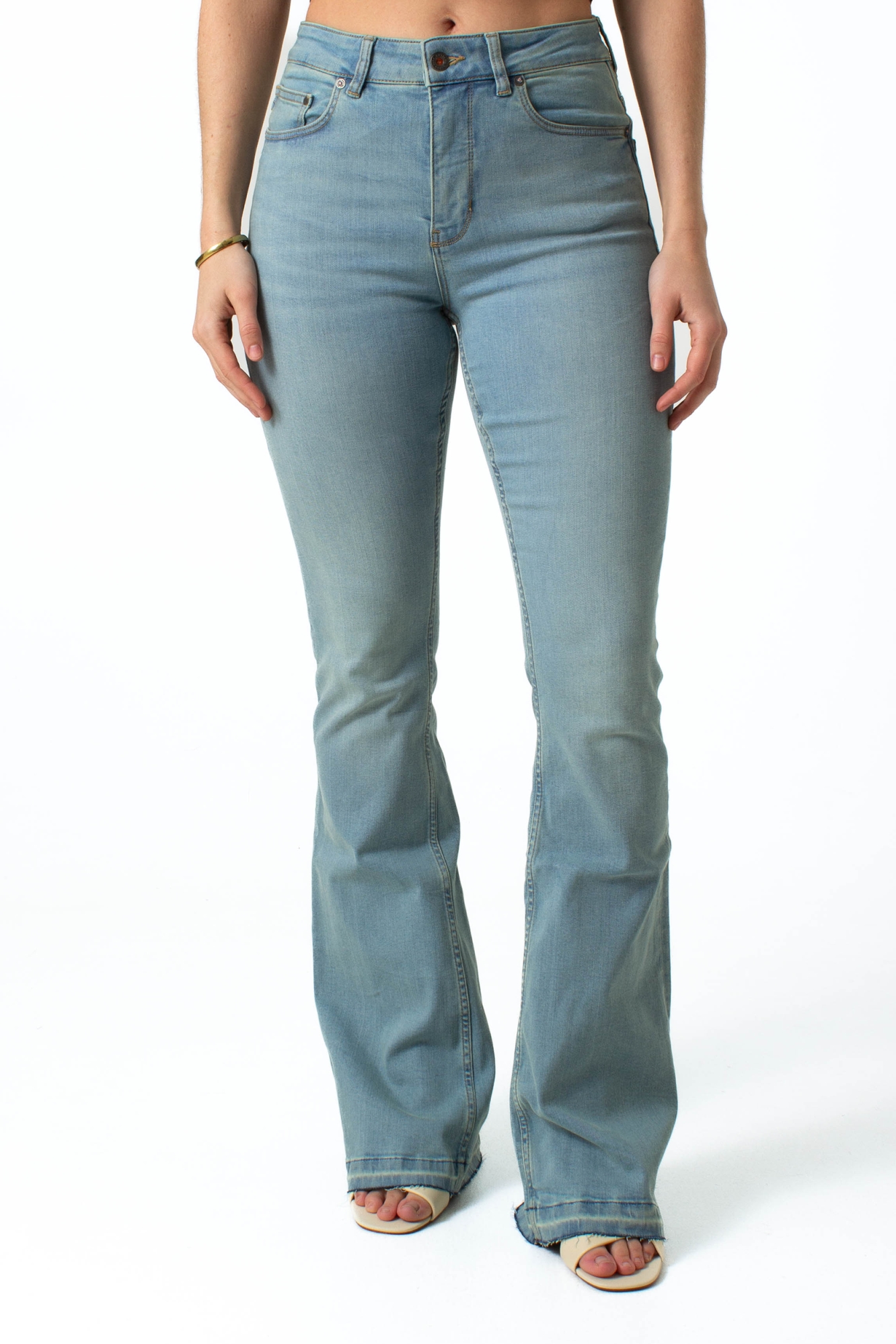 Kuyichi Damen vegan Jeans Lisette Flare Ripped Hem Blau
