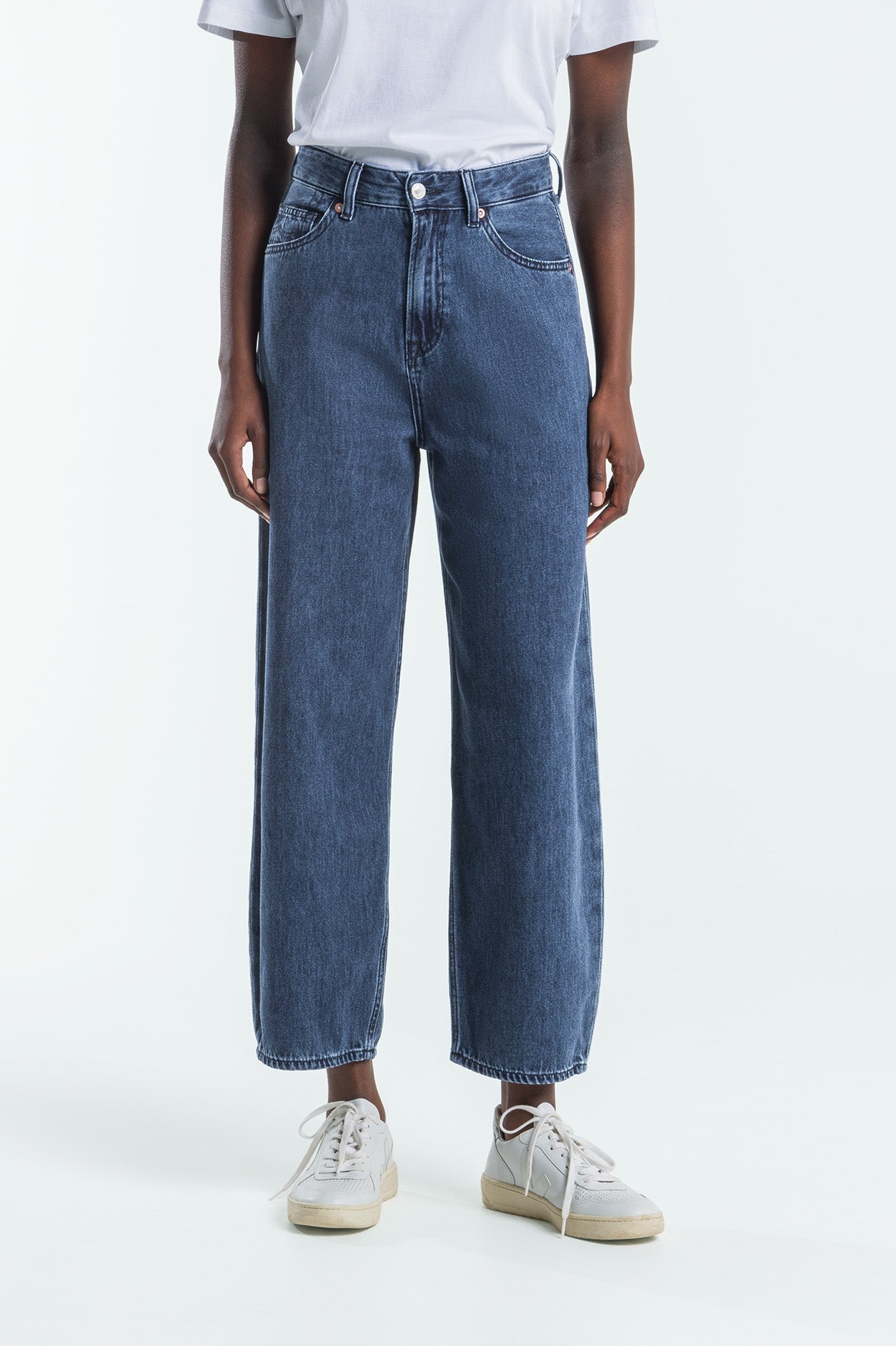 Kings Of Indigo Damen vegan Jeans Leila Alex Getragen Dunkelblau