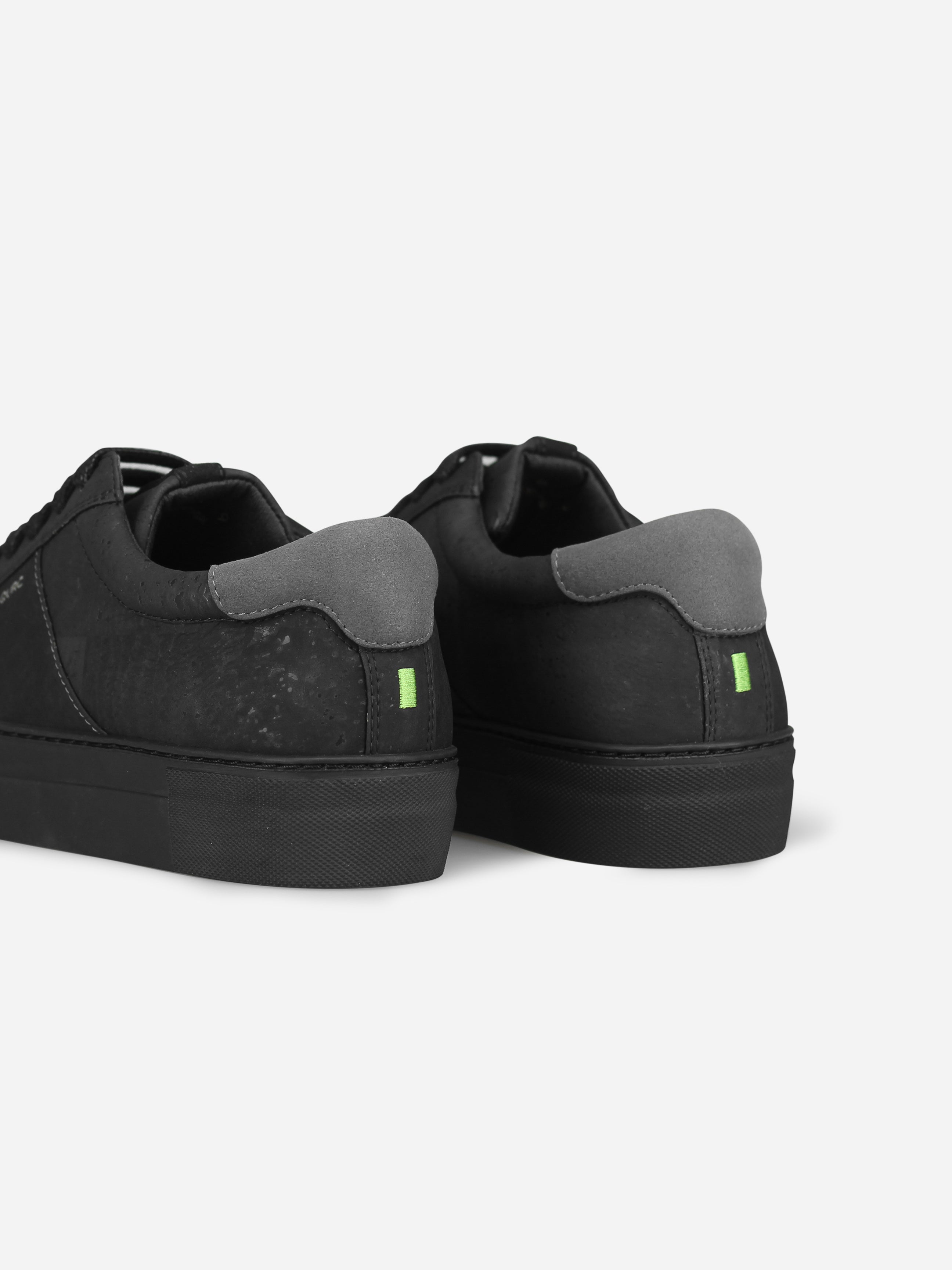 QURC men vegan Sneakers Fragment Low All Black