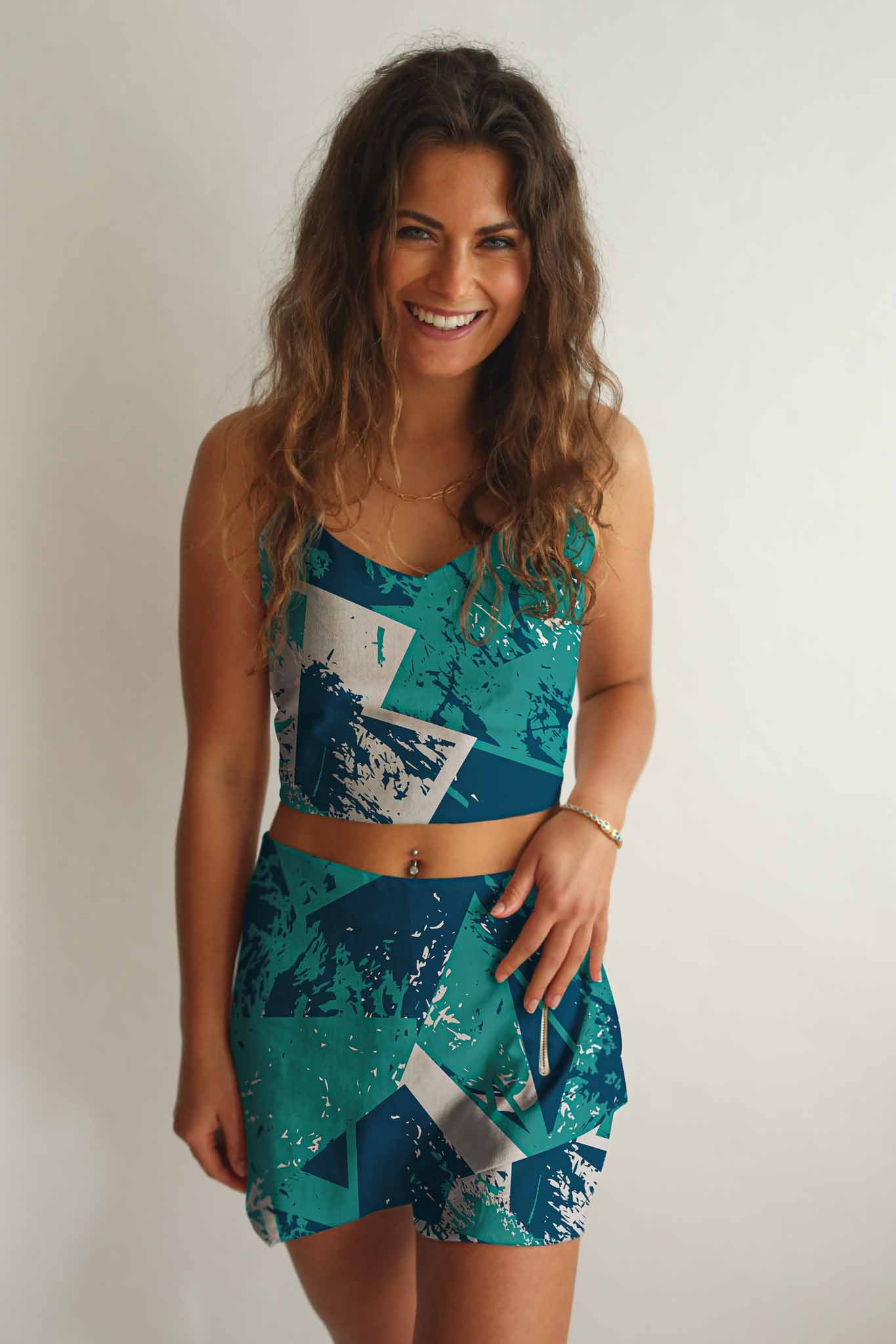 69168 - Damen vegan Crop Top Und Shorts Set Antea Aqua Und Blauer Pinsel Druck 69168 - Damen vegan Crop Top Und Shorts Set Antea Aqua Und Blauer Pinsel Druck