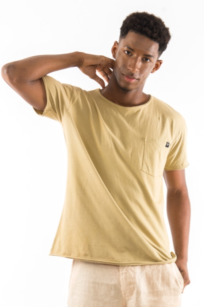 Image of RAVENS VIEW IBIZA mannen vegan T-Shirt Ronde Wild Neck Pocket Camel Geel
