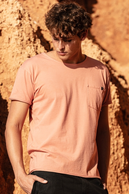 Image of RAVENS VIEW IBIZA mannen vegan T-Shirt Ronde Wild Neck Pocket Coral Clay Oranje