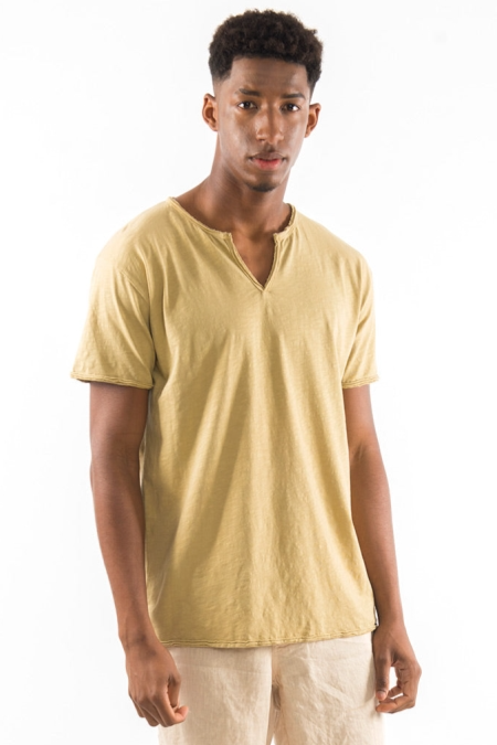 Image of RAVENS VIEW IBIZA mannen vegan T-Shirt Eros Camel Geel
