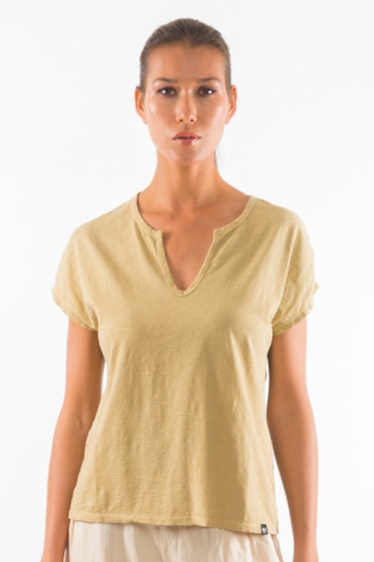 Image of RAVENS VIEW IBIZA dames vegan T-Shirt Hera Camel Geel