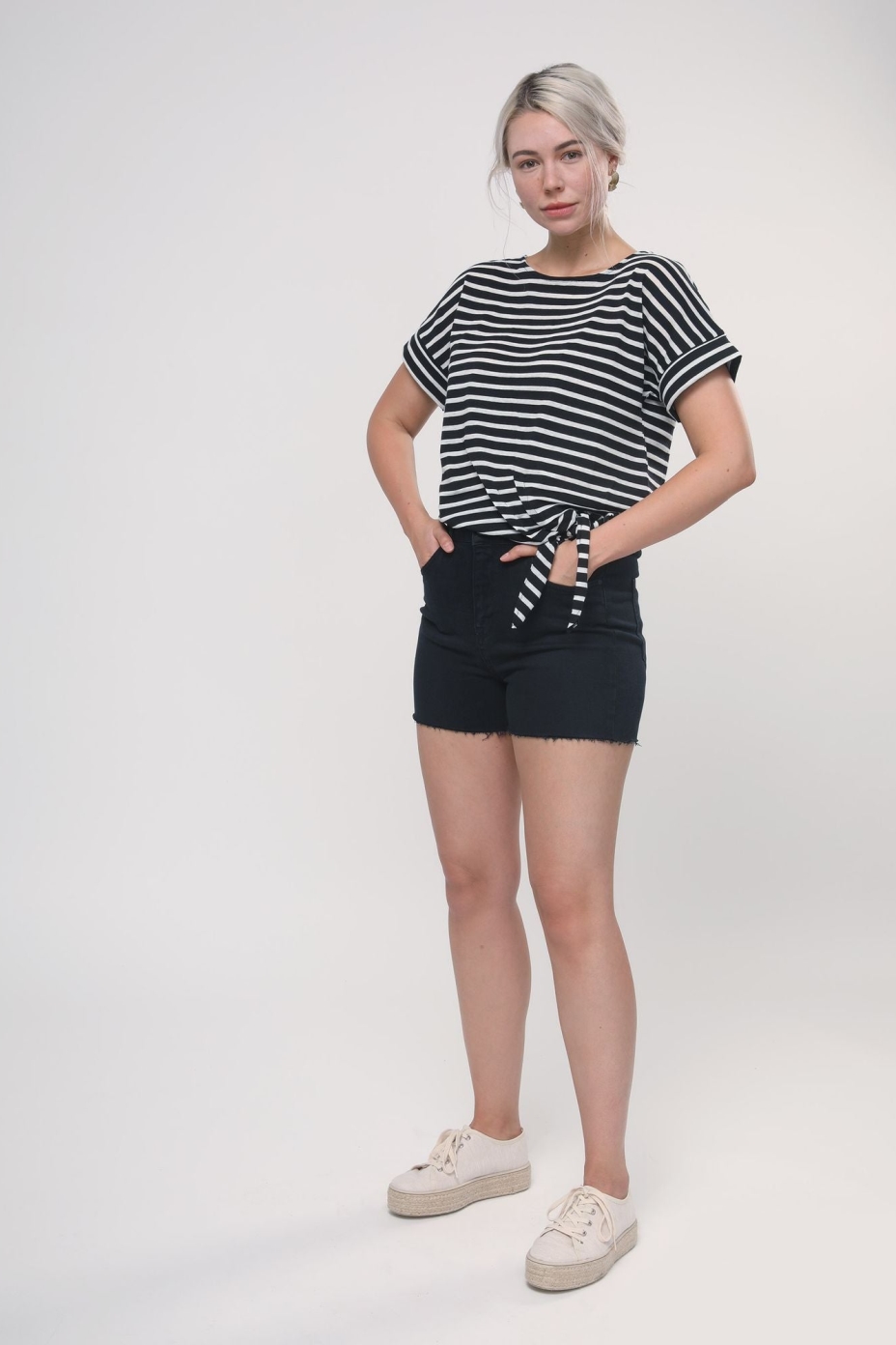 Image of LOVJOI dames vegan Denim Shorts Frittilary Zwarte Denim