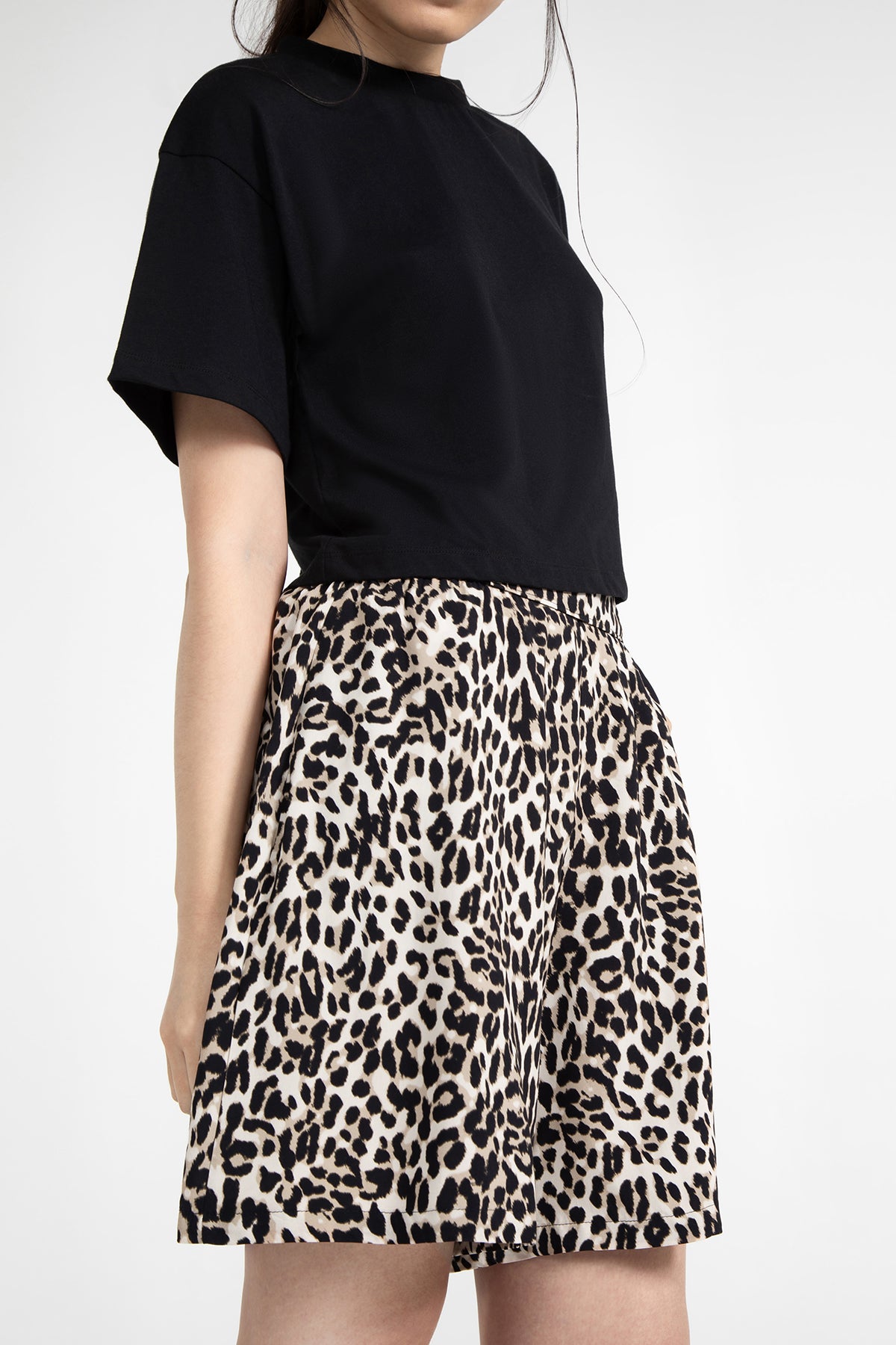 LOVJOI Damen vegan Shorts Felippa Leo