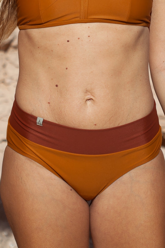 Image of Inaska dames vegan Bikinibroekje Met Zachte Taille Flow Earth Oker & Roestbruin