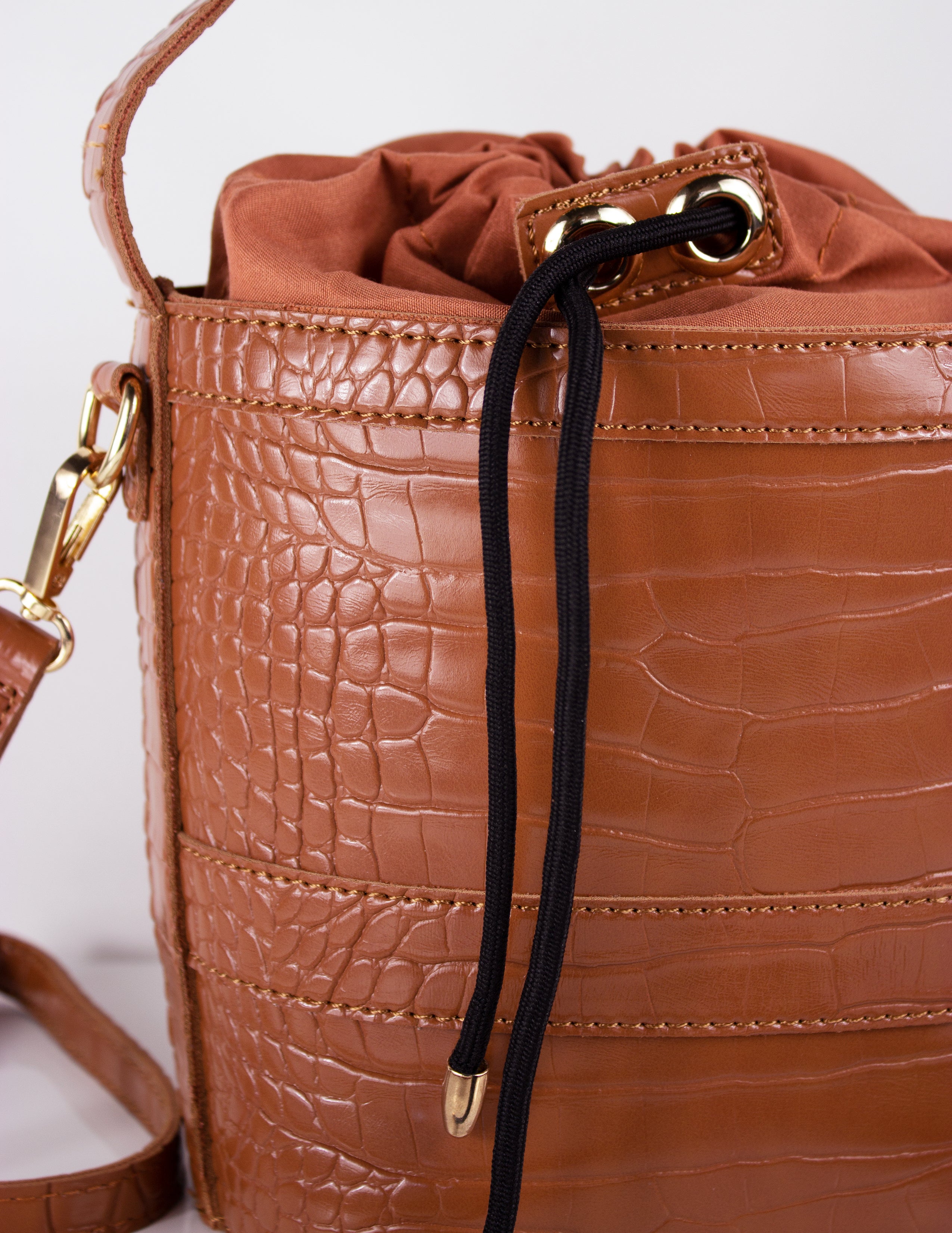 Blue District Tas Astatine Bucket Vegan Leer Karamel