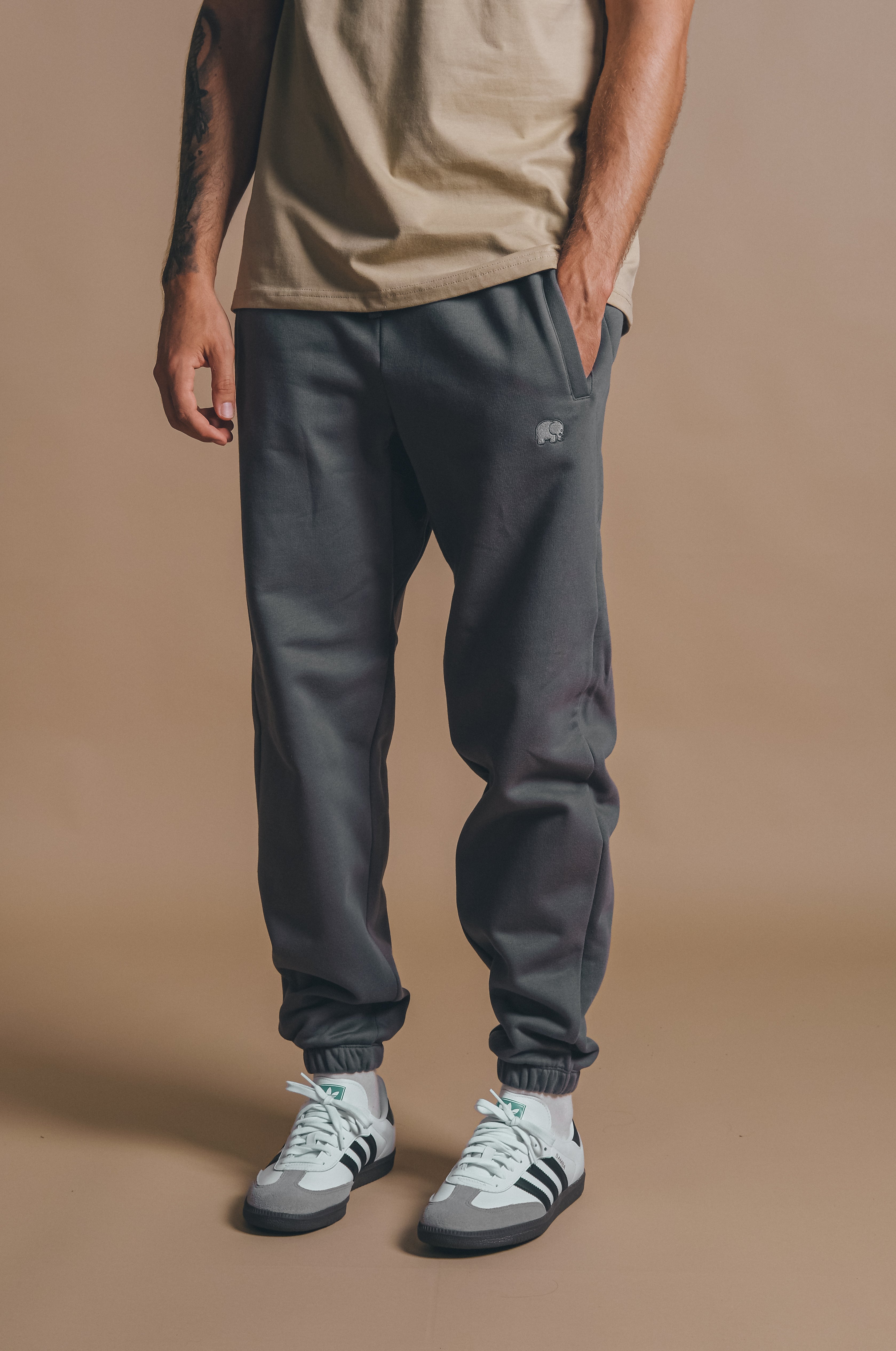 Image of Trendsplant mannen vegan Sweatpants Essential Thunderstorm Donkergrijs